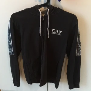 Armani ea7 kofta  - Ea7 luvtröja mycket bra skick