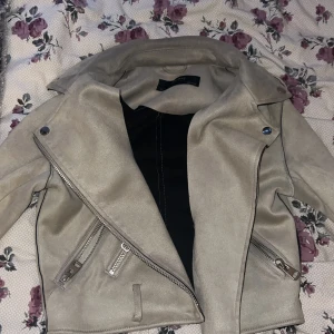 Jacka - Använt närvara gånger men ser så gott som ny ut,säljer pga att jag inte använder den längre