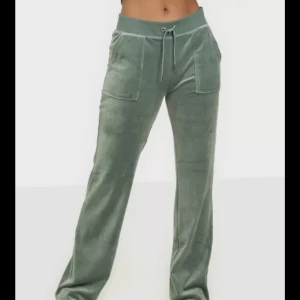 Juicy couture  - Säljer nu mina fina juicy byxor då dom inte kommer till andvändning längre! Dom är inte andvända så mycket utan kanske 3 ggr💗 dom passar mig perfekt och är 167cm. köpare står för frakt💗står ej för postens slarveri💗