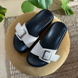 Tofflor från bershka  - Kan skickas fler bilder!  Använda två gånger.