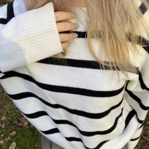 Stickad tröja  - Fint skick