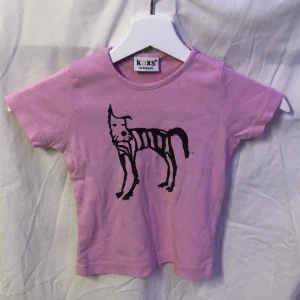 Baby Tee  - En rosa baby tee med coolt tryck! I barnstorlek med motsvarar XS♥️