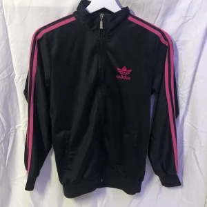 Adidas Fleece - Svart fleece med rosa sträck från Adidas