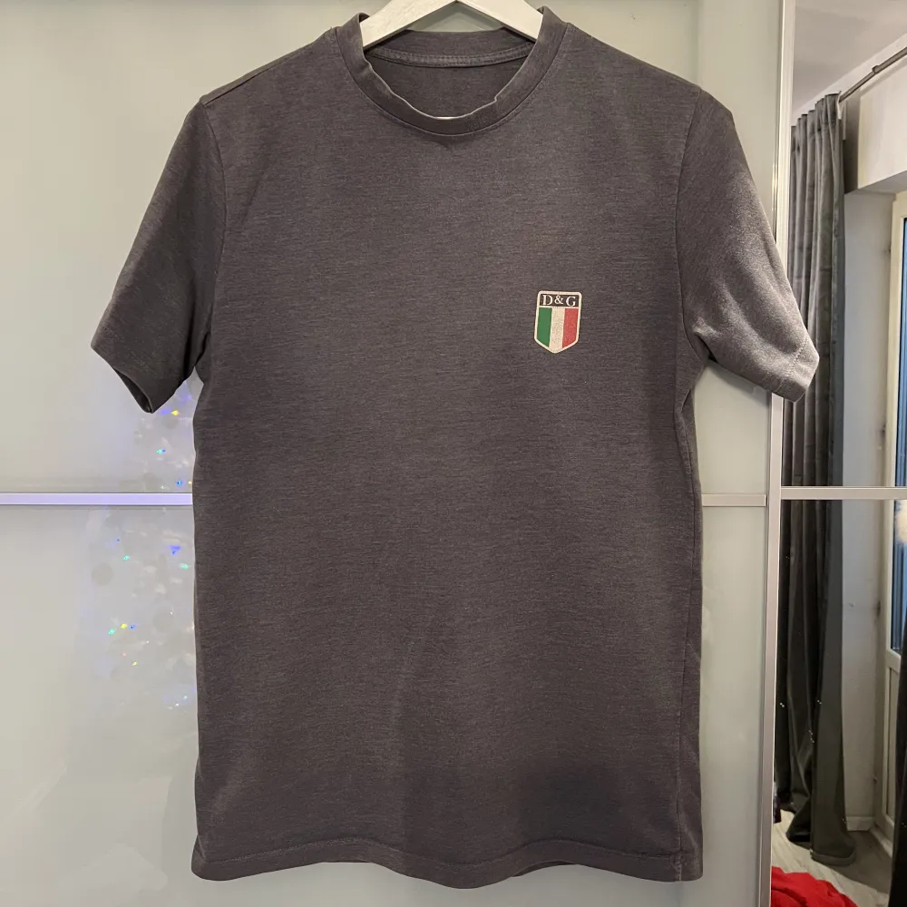 Säljer denna Dolce & Gabbana T-shirt för 299kr men köpt i D&G affär i Italien för 1000kr för något år sedan.. T-shirts.