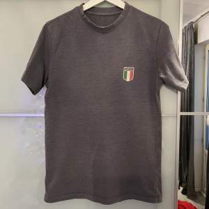 Säljer denna Dolce & Gabbana T-shirt för 299kr men köpt i D&G affär i Italien för 1000kr för något år sedan.