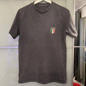 D&G T-shirt - Säljer denna Dolce & Gabbana T-shirt för 299kr men köpt i D&G affär i Italien för 1000kr för något år sedan.