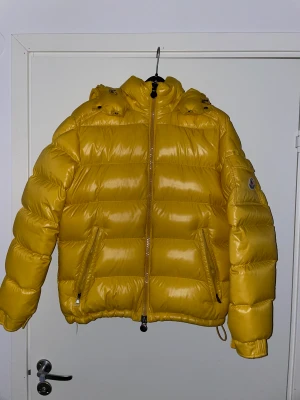 Moncler maya size 2 - Säljer min gula moncler maya size 2 4500kr+frakt  2 flaws, ett litet hål som syns på bilderna och ett svart streck som säkert går att tvätta bort.  Skick 7/10 bortsett från flawsen är den använd 10 gånger och i bra skick  Meetup Stockholm eller frakt