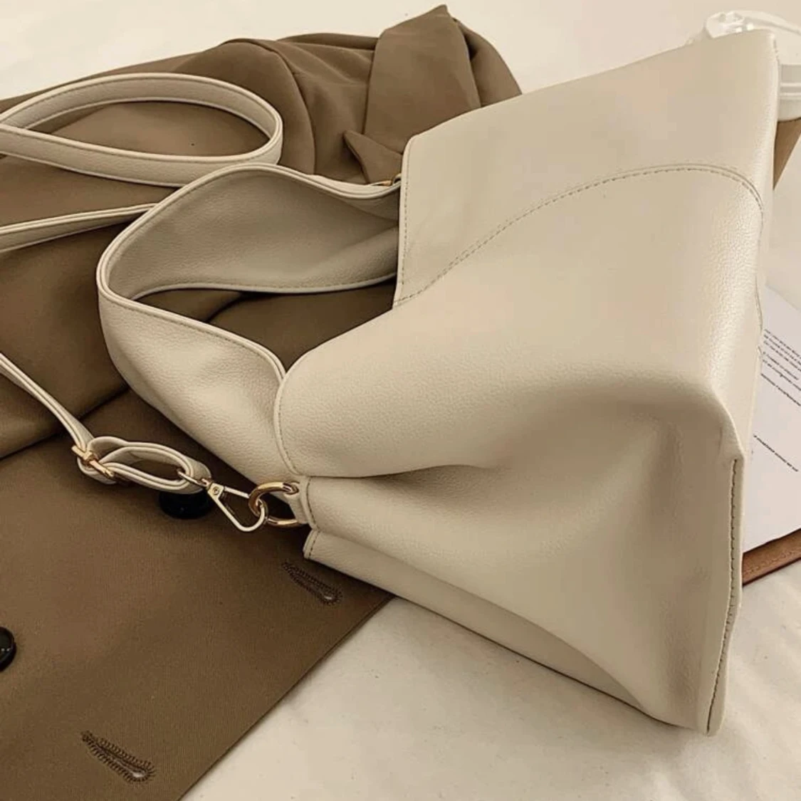 Krämvit väska  - 90