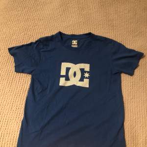 Snygg T-Shirt från skatemärket DC SHOE. Tryck på framsidan. Köpt för några år sedan och använd ganska mycket. Inte sliten skick 6/10. Säljs då den it kommer till användning längre. Köparen står för frakt 📦 