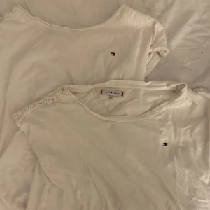 Tommy hilifiger t-shirts  - Säljer mina 2 pack Tommy hilfiger t-shirts, bra skick aldrig använda! Kan mötas upp i Jönköping eller frakta, köparen står för frakten💕