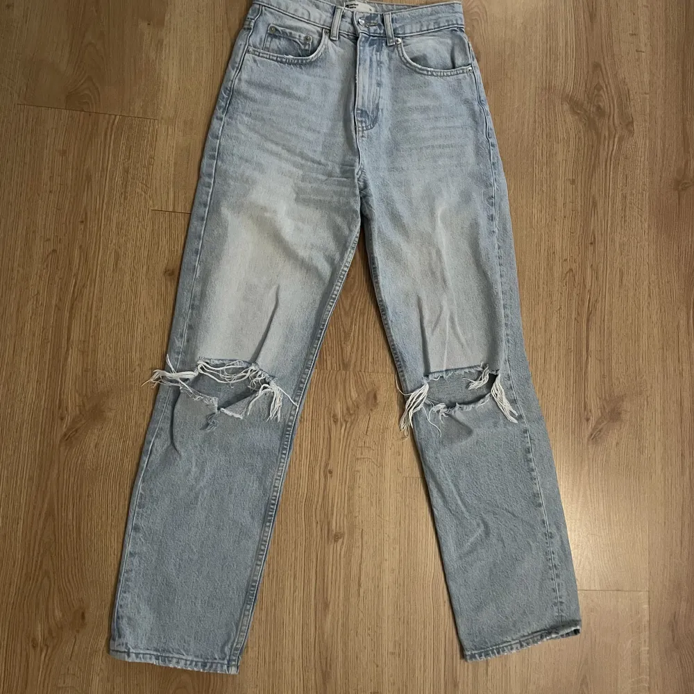 Ljusblåa jeans med hål på knäna från Ginatricot  Storlek 32  200 + frakt. Jeans & Byxor.