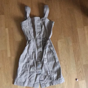 Jean overall skirt💕 - Tight fitting beige skirt overall which has barely been used. Sadly the chain has been broken but that can easily be fixed with a pair of tweezers. Payment of shipping will be in your hands💕