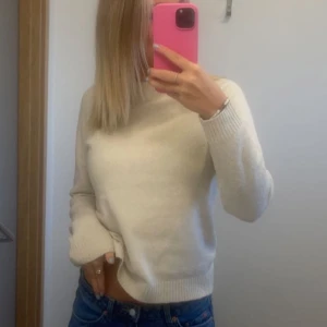 stickad tröja från vero moda - säljer denna populära tröja från vero moda, sparsamt använd därav jättefin kvalitet 🤍inga defekter