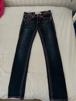 Y2k jeans - Midja - 73cm Lår - 46cm Längd - 105cm Är i okej-ish skick. För stora för mig. Lösa trådar finns. Hämtas på Lilla Essingen eller i närheten.