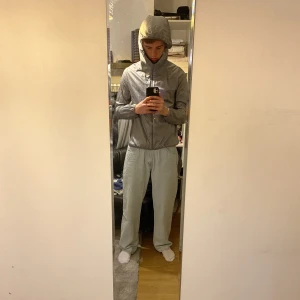 Vindjacka i storlek M  - Jackan är i extremt bra skick! 