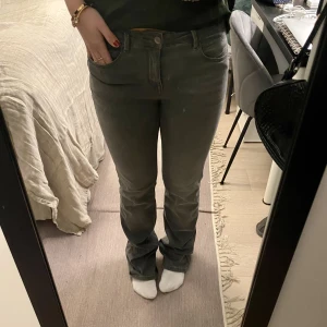 Grå jeans  - Jättefina! Lågmidjade bootcut jeans från esprit köpta på zalando, helt slutsålda. Jättefin tvätt och väldigt rymliga, säljer då de inte längre kommer till användning!  Ordinarie pris 800kr 