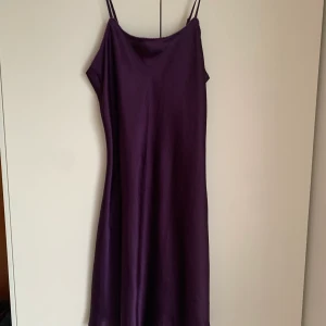 Lila klänning  - Lila klänning i storlek S. Passar nog xs och m också❤️ 