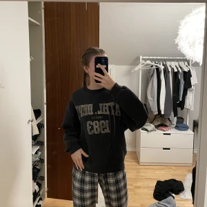 Sweatshirt med tryck  - Sweatshirt från GinaTricot i storlek S, 100kr+frakt💕kolla gärna in det andra jag säljer!