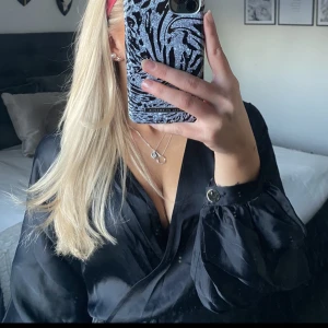  Klänning  - Helt oanvänd klänning. Perfekt till nyår eller jul🖤 Bestämde mig för en annan därav vill jag sälja denna. Guldiga detaljer, tightare i midjan Storlek XS