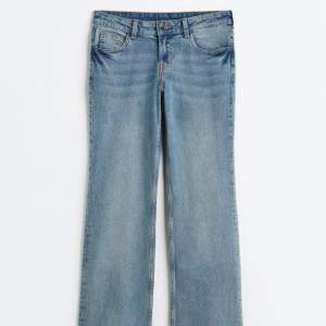 supersnygga lågmidjade jeans från hm, säljer då dom var för stora:( bra skick! Skriv för fler bilder. Jeansen är slutsålda! Lånade bilder💕