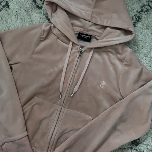 JUICY COUTURE LJUSROSA - Ljusrosa tröja från juicy couture. Senaste modellen. Storlek S. Jättefint skick, knappt använd, som ny💕super mjuk och skön🫶🏻 köparen står för frakten, 69 spårbar🥰 Säljer för 400kr eller bud om fler är intresserade🥰