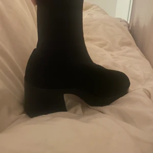 Snygga boots 👢  - Dessa är i jättebra skick och känns som nya! Säljer tyvärr dem då de blivit för små! 