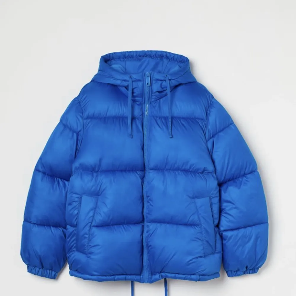 Säljer denna blåa puffer jacka från H&M. Köptes förra vinterns men är varsamt använd. Köpare betalar för frakt. . Jackor.