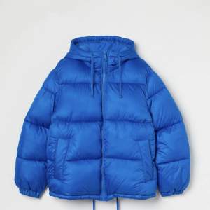 Säljer denna blåa puffer jacka från H&M. Köptes förra vinterns men är varsamt använd. Köpare betalar för frakt. 