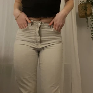 Jeans - Säljer mina snygggga beiga jeans!!❤️‍🔥 Strl 36 men tycker de är ganska tighta och lite kort för min smak(170). Frakt ingår i priset, tveka inte att skriva vid funderingar!!! Säljer oxå ett par liknade i mörkgrått🥰🥰