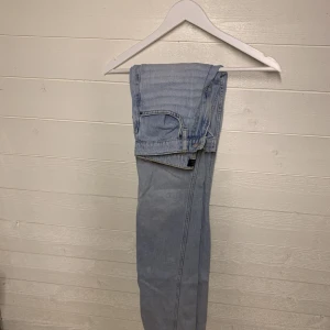 Nly jenas - Fina jeans från nelly. Vida nertill i passformen. Är i fint skick! 