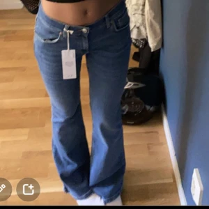 lågmidjade bootcut jeans - säljer mina skit fina bootcut jeans då jag har samma i två storlekar och dom är helt oanvända, hör av er om ni är intresserade💕