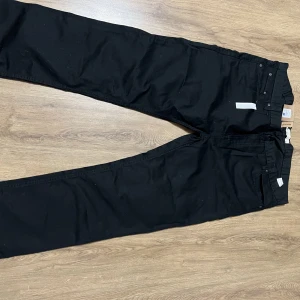  Jeans  -  svarta jeans från Dressman aldrig använt priset sitter fortfarande kvar 