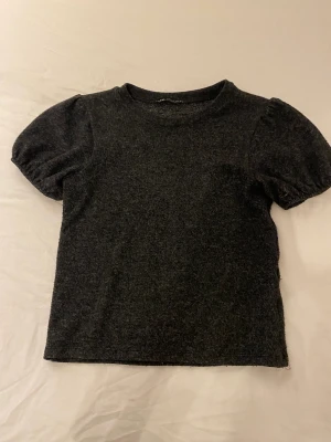 Grå stickad tröja - Grå stickad kortärmad tröja som e super snygg och i super bra skick🫶🏻💕