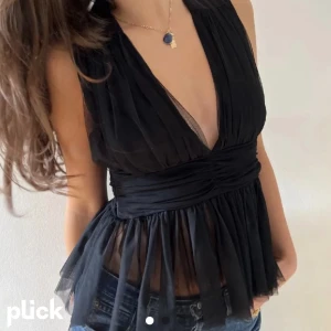 Fest topp - Säljer denna snygga topp! De två första bilderna är lånade men säljer en exakt likadan, sista är min.