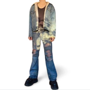 Levis jeansjacka - Fin vintage Levis jacka som är fodrad.  Köptes för 4 år sen på beyond retro för  Ca 700kr Obs! Har en fläck på ryggen (skriv för bild) 