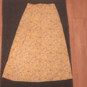  Kjol  - Somrig kjol med blommor på,köpt på zara,det är en slits i sidan se på bild 3.använd fåtal gånger,köpt för 200kr,vid mer frågor o bilder skriv privat,köp inte direkt🤝