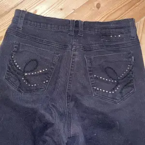 Coola svarta jeans med strass på bakfickorna som jag inte använder längre 💕 Frakt tillkommer 