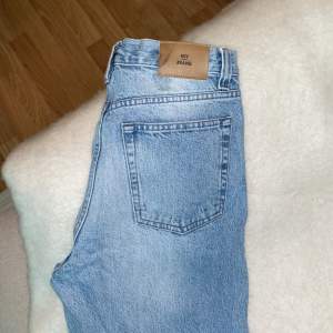 Raka mom jeans från Nelly. Sparsamt använda, kan skicka fler bilder om det önskas.  Strl 36-38  Köpare står för frakt 