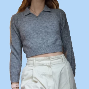 Stickaf croptop - Superfin och skön stickad croptop med krage från Kapphal. Mycket sparsamt använd. Tyget är inte alls sticksigt utan riktigt mjukt och lätt. Köparen står för frakten. Kan även mötas upp i Göteborg:)