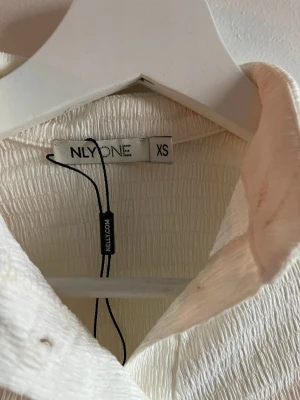 Top nelly s - Topp från Nelly knappt använd i storlek s.  Rensar ut garderoben med många oanvända plagg! Kika in på min profil 🌟