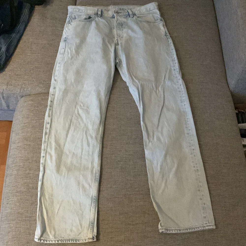 Ett par nästan helt oanvända jeans från weekday i modellen space. De är i storlek 31/32 men sitter enligt mig aningen större. Jeans & Byxor.