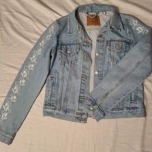 Levi's Denim jacka - Levi's Denim jacka med blommiga ärmar. Aldrig använt