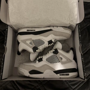 Jordan 4 military black  - Säljer mina Jordan 4 military black strl 43, skorna är äkta, köpta under sommaren i en hypebeast butik i nederländerna. Kvitto finns om önskas. Säljer de pågrund av att dem ej kommer till användning och behov av pengar . Nypris 5500kr. 