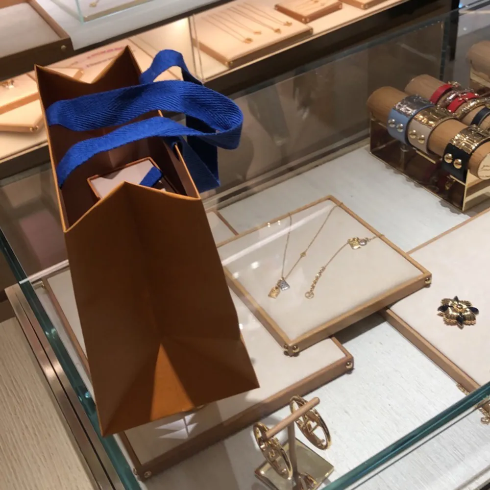 Louis Vuitton armband med monogram och hänglåset. Säljer pga att jag inte använder den så mycket längre. Köpt på butiken i Dubai och kasse och kvitto medföljer. Nypris: 4275kr. Accessoarer.