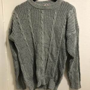 Tröja  - Tröja i Strl M skulle jag säga. Fin, grön färg 