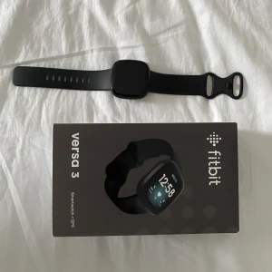 Fit bit versa 3 - Knappt använd men har någon enstaka repa på glaset💗pris kan diskuteras💗köpt för ca 2000kr 