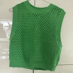 Stickad väst - Grön stickad väst ifrån Lindex som nu är slåtsåld. Nyskick och knappt använd!