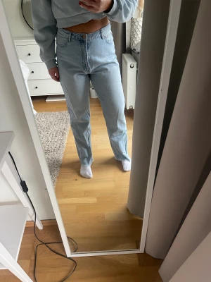 Ljusa Jeans - Vida jeans från NA-KD, sitter bra, lite liten i storleken. 