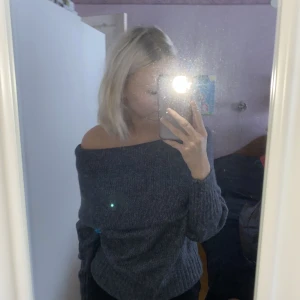Stickad off shoulder  - Säljer min fina stickade off shoulder-tröjan ifrån H&m, använd några få tal gånger, storlek xs  Säljer den för 130 + frakt 💕