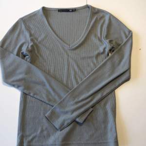 Säljer denna jättesöta gröna långärmade tröja från lager 157. Köpare står för frakten.